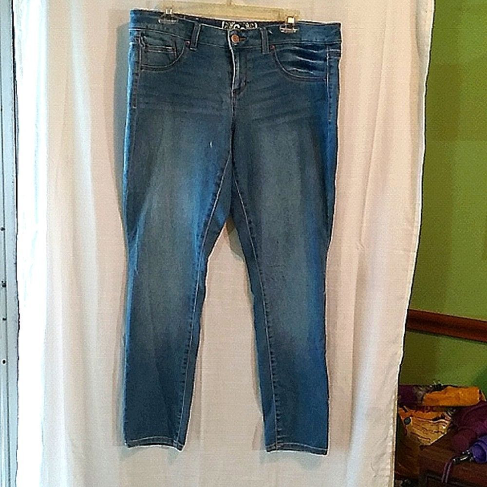 SO size 17 Jennings distressed good condition cotton polyester spandex